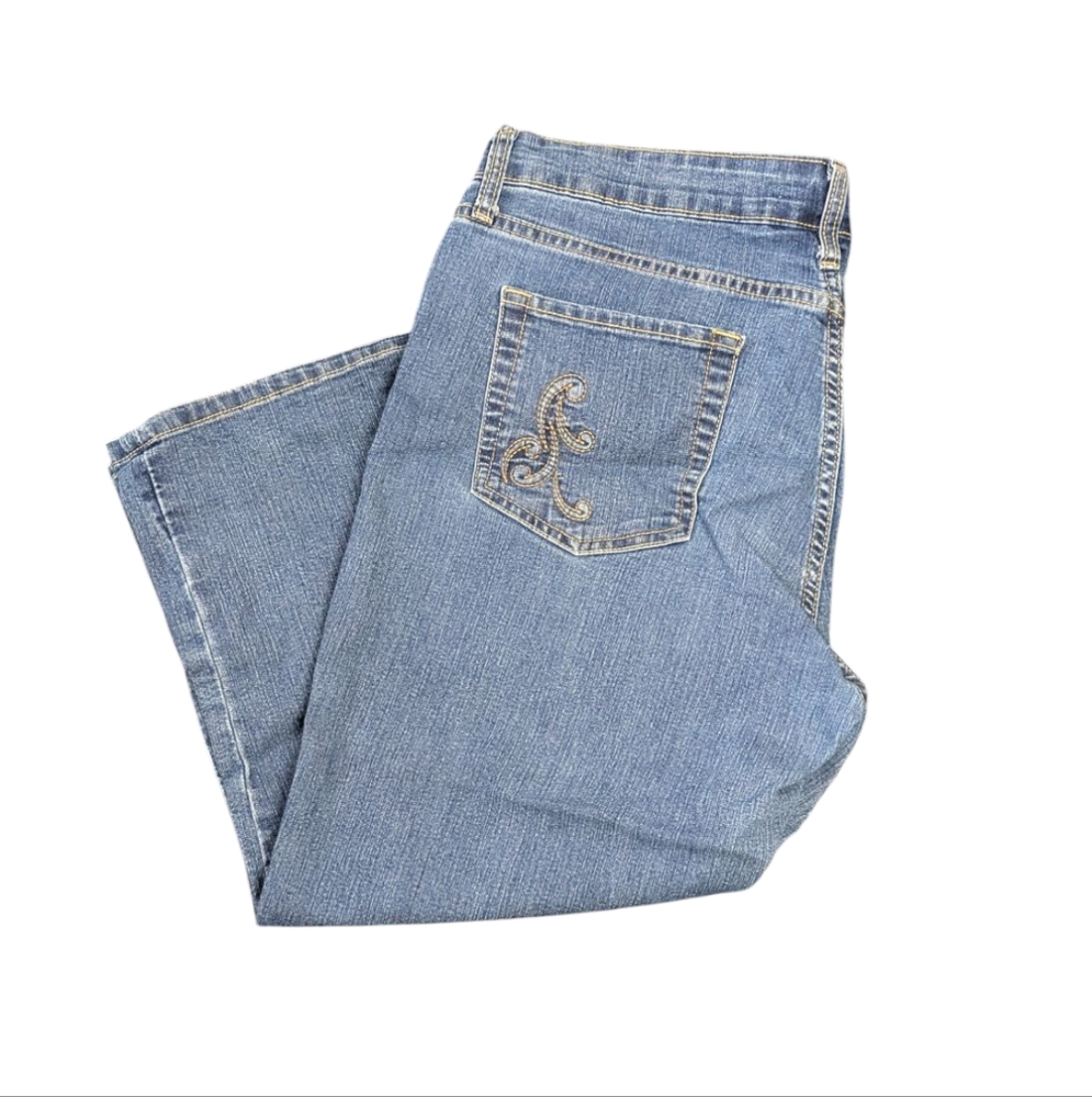 Levi's Blue Jeans Cropped Style - Picture 4 of 6